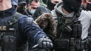 Η συγκλονιστική φωτογραφία από την προσαγωγή της Ρούλας Πισπιρίγκου