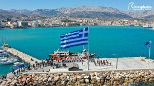 Μεγάλη Ελληνική σημαία για την 25η Μαρτίου στο λιμάνι της Χίου