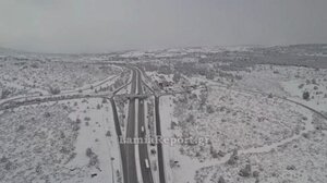 Εντυπωσιακή εικόνα - Η χιονισμένη εθνική οδός Αθηνών - Λαμίας από ψηλά