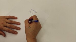 Γυναίκες - πρόσφυγες μπαίνουν πρώτη φορά σε σχολική τάξη και μαθαίνουν ελληνικά