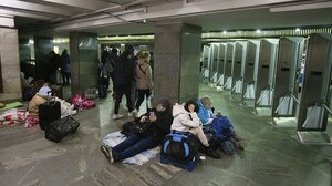 Δραματικές ώρες στο Κίεβο: Χιλιάδες άμαχοι βρίσκουν καταφύγιο στα υπόγεια του μετρό