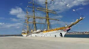 Eντυπωσιακό τρικάταρτο ιστιοφόρο στην Σούδα