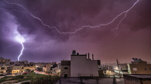 Έγινε η νύχτα μέρα από τις καταιγίδες - Συνεχίζεται η κακοκαιρία στην Κρήτη