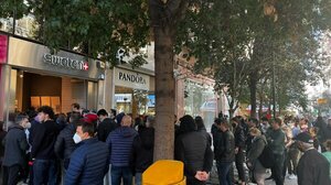 Φρενίτιδα για ένα ρολόι Swatch σε πολλές πόλεις του κόσμου