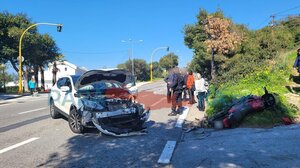 Δύο τραυματίες σε σύγκρουση μηχανής με αυτοκίνητο