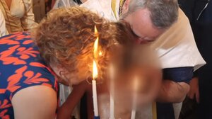 Η νονά "πήρε" φωτιά - Βάφτιση στην Κρήτη γίνεται viral