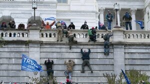 Καταδικάστηκε άνδρας για κλοπή δημόσιας περιουσίας κατά την εισβολή στο Καπιτώλιο