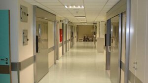 Στη ΜΕΘ του νοσοκομείου Χανίων 50χρονος Φινλανδός τουρίστας μετά από πτώση