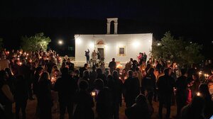 Το λαβωμένο εκκλησάκι "προσδοκά" την δική του Ανάσταση