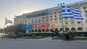 «The Bricklayer»: Τεράστιες ελληνικές σημαίες τοποθετήθηκαν στην πλατεία Αριστοτέλους