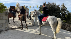 Ο Αη Γιώργης στο Γράντος και οι καβαλάρηδες -Δείτε φωτογραφίες