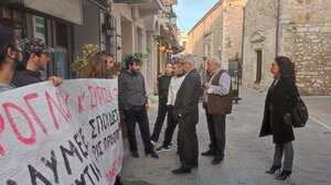 Υποδοχή με διαμαρτυρίες στον πρώην υπουργό Κώστα Γαβρόγλου