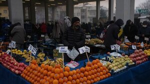 Κόβουν το κρέας και σταματούν να χρησιμοποιούν τα ΙΧ τους οι Τούρκοι