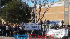 “Υποδοχή” υγειονομικών για τον Κυρ. Μητσοτάκη, με συγκέντρωση έξω από το Βελλίδειο