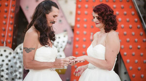 Γαμπρός πήγε στον γάμο του φορώντας ίδιο... νυφικό με την γυναίκα του