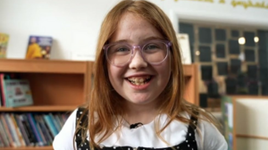 «Μην με κρίνετε, δεν μπορώ να το σταματήσω»: 12χρονη έγραψε βιβλίο για το σύνδρομο Tourette