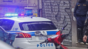 Έκρηξη από χειροβομβίδα σε πολυκατοικία