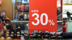 Ξεκινούν οι ενδιάμεσες εκπτώσεις: Τι ελπίζει η αγορά