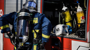 Φωτιά σε εστιατόριο- Τραυματίστηκε ο ιδιοκτήτης προσπαθώντας να τη σβήσει