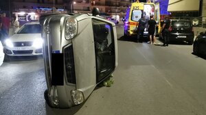 Αυτοκίνητο σε... πλάγια θέση! - Τράκαρε άλλα δύο οχήματα 