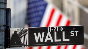 H Wall Street επενδύει εξίσου στην πράσινη ενέργεια και τα ορυκτά καύσιμα