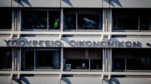 Προϋπολογισμός: Υπέρβαση φορολογικών εσόδων 1,9 δισ. ευρώ λόγω φόρου εισοδήματος και ΦΠΑ