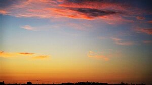 Εντυπωσιακά χρώματα για την πρώτη ανατολή του Ιουνίου