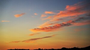 Μια αισιόδοξη καλημέρα με πολύ χρώμα στον ουρανό