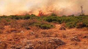 Συνεχίζεται η κατάσβεση της πυρκαγιάς στην Πάρο - Δήμαρχος Πάρου: Βελτιωμένη εικόνα