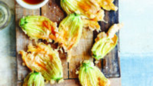 Τηγανητοί κολοκυθοανθοί με μέλι και ξίδι