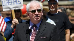 Ο Τζον Ίστμαν, δικηγόρος του Ντόναλντ Τραμπ, καταγγέλλει ότι το FBI κατέσχεσε το κινητό του