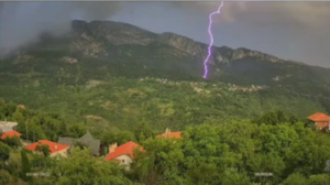 Η στιγμή που κεραυνός χτυπά την Ελάτη