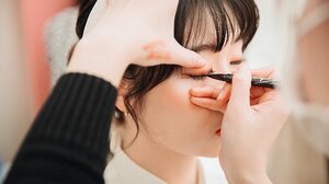  Τρία εντυπωσιακά μακιγιάζ με eyeliner για εσάς που έχετε βαρεθεί το κλασικό μαύρο cat eye