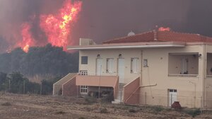 Λέσβος: Καίγονται σπίτια και επιχειρήσεις στα Βατερά