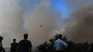 Άμφισσα: Οι φλόγες απειλούν την βόρεια πλευρά της Ιτέας 