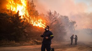 Φωτιά στην Πεντέλη: Δραματική η νύχτα, εκκενώνεται το "Παίδων"