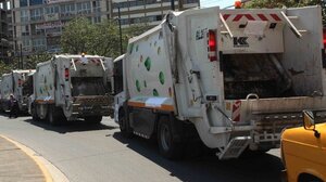 Άδειασαν ολόκληρο... απορριμματοφόρο, για να βρουν πεταμένα χρυσαφικά!