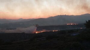 Πύρινος όλεθρος σε Πεντέλη, Παλλήνη και Γέρακα: Στη μάχη από νωρίς τα εναέρια μέσα