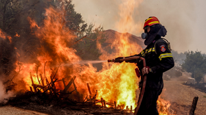 Για πέμπτη μέρα καίγεται η Δαδιά, μάχη με πολλά μέτωπα σε Ηλεία και Λέσβο