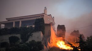 Ανεξέλεγκτη η φωτιά στην Πεντέλη, εφιαλτική η νύχτα!