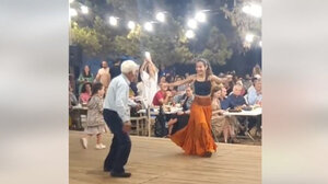 Γιώργος Κωβαίος: Ο χορευταράς παππούς από τη Σχοινούσα αποκαλύπτει το μυστικό του