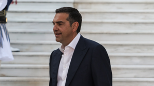 Ο Αλέξης γιορτάζει και καταγγέλλει το "κράτος τσιφλίκι" 