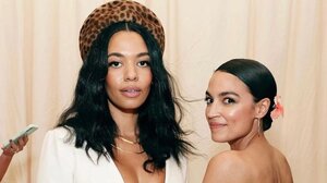 Aurora James: Η Καναδή σχεδιάστρια με την ακτιβιστική δράση κάνει διακοπές στην Ελλάδα