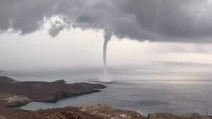 Μύκονος: Υδροστρόβιλος στο νησί - Πλημμύρισαν τα σοκάκια 