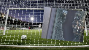 Δεν άντεξε τον αποκλεισμό της ομάδας του και έσπασε την τζαμαρία