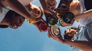 Λουκέτο σε μαγαζιά που πουλούν αλκοόλ στους ανηλίκους και «κόφτης» στα social media