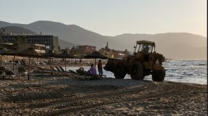 Μπουλντόζα στην παραλία στην "καρδιά" του καλοκαιριού