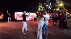 Πρόταση γάμου έγινε viral: Το μονόπετρο, οι πυρσοί και το… πανό