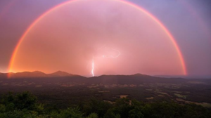 Φωτογράφισε κεραυνό κάτω από διπλό ουράνιο τόξο