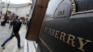 Η Burberry ακύρωσε ντεφιλέ «σε ένδειξη σεβασμού» για τον θάνατο της βασίλισσας Ελισάβετ